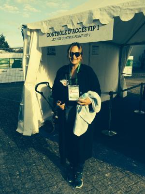 På väg in på läkaren på VM med Bill på magen.