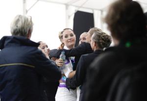 Ronja Persson är linförare i det svenska voltigelaget – och har en stor del i framgångarna.