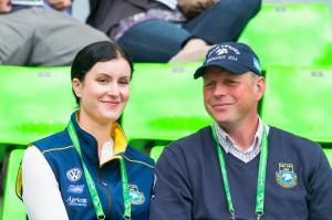 Jens Fredricson är på plats för att stötta lillebror Peder - och laget. Här tillsammans med sambon Isabelle Bernhardsson.