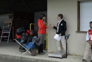 Invägning. Ryttaren och utrustningen måste väga minst 75 kg. Det innebär en hel del vikter och bly för de minsta ryttarna.