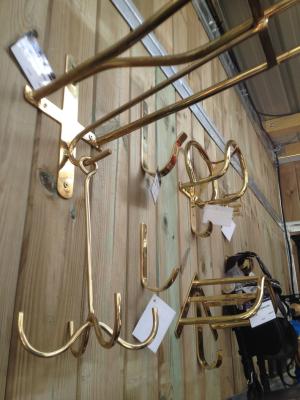 Allt är guld som glimmar! Finfint. Men smakar det så kostar det. Sadelhängaren går loss på cirka 7000 kronor.