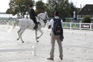 Det finns två framridningsbanor. Dels den här, där ryttarna rider precis innan de ska in på banan. Dit har pressen tillgång.