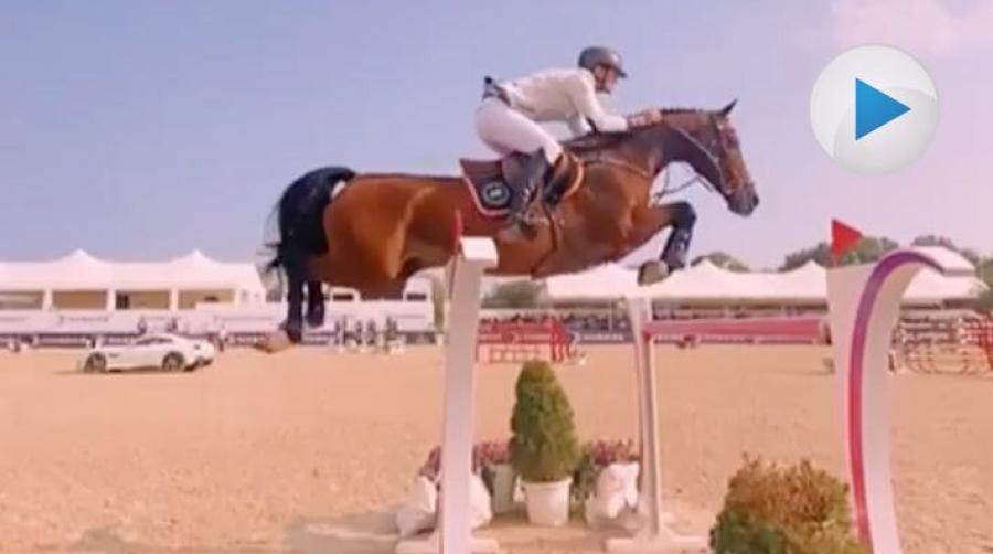 <p>Peder Fredricson kom tvåa i Saint Tropez femstjärniga GP med Christian K. Här är en stilstudie på ekipaget över en maffig oxer.</p>