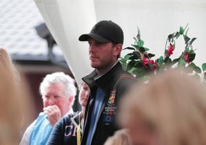 En stolt storebror följde med Alexander till presskonferensen.