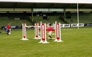 Hinderhöjden låg på 1,50 i  morgonens första klass. Här ser ni utsprånget i trekombinationen.