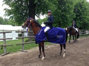 Avon klär bra i blå-gult! Här är han på väg in på prisutdelning på Strömsholm.