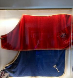 Läckra ylletäcken med kungligt emblem.