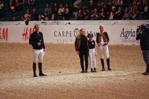 Tillsammans med Malin och Peder lämnas hästen från Svenska Hästars Värn till sin fodervärd.