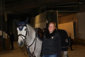 Hästskötarna väntar på ryttarna som går banan, här ser vi Anna Grabmüller som sköter Stephanie Holméns hästar. I detta fall Thriller P.