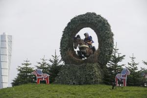 Frida Andersén på Herta var först ut för Sverige. Noll straff i terrängen vilket gör att hon ligger på sina 46 dressyrstraff - och en 14:onde plats - inför banhoppningen.
