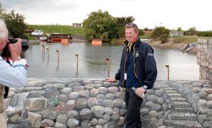 Niklas Lindbäck poserar framför det stora vattnet, där tre olika hinder hoppas. Här på framsidan är den här muren bara 90 centimeter...