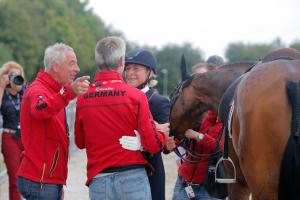 Ingrid Klimke från Tyskland på FRH Escada JS leder efter första dressyrdagen. Så här glad var hon efter sin ritt - som belönades med 73,73 procent (39,40 straff).