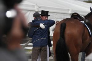 Niklas Lindbäck, som ligger tvåa efter första dagen, får en kram av förbundskapten Staffan Lidbeck.