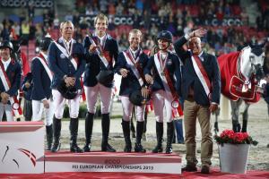 Lyckliga svenskar på podiet.