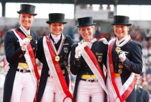 Fabienne Lütkemeier, D´Agostino 5, Kristina  Sprehe, Desperados FRH, Isabell  Werth och  Don Johnson FRH samt Helen  Langehanenberg på
Damon Hill NRW, vann lagguldet.
FOTO: Tomas Holcbecher