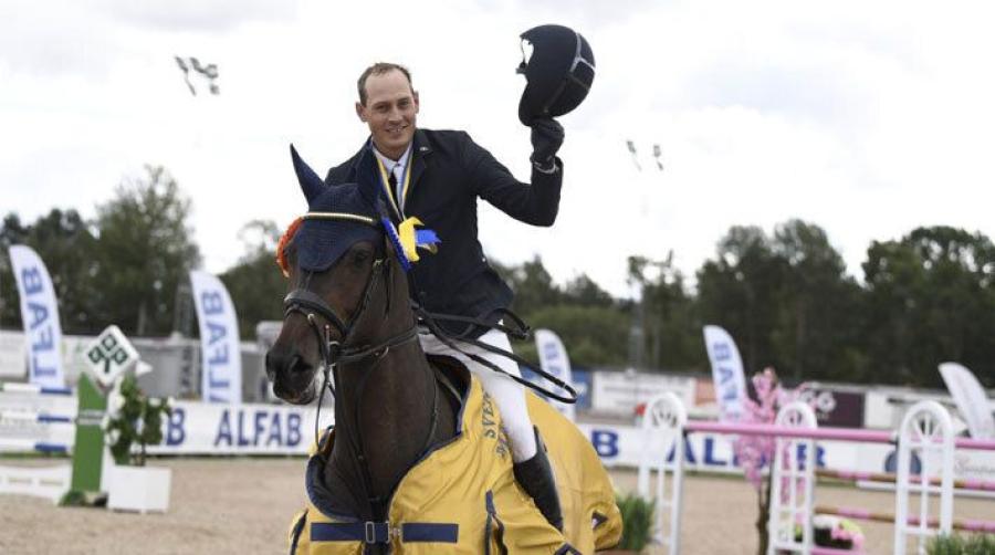 Viktor Melin och stoet Atina tog guld vid utomhus-SM i somras. Nu finns de med på startlistan inför helgens SM inomhus. Arkivfoto: Haide Westring.
