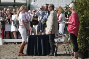 Bo Jenå och Bukowskis Peter Andrén dömde klassen. Sofie Lexner hälsar på fint sätt, och lämnar över en blomma.