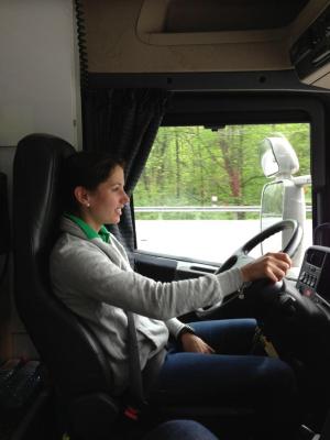 Carro är inte bara väldigt bra på att rida, hon är grym på att köra lastbil också!