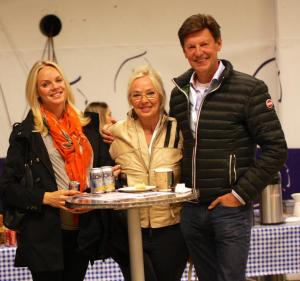 Familjen West är på plats för att se sin häst Vivaldi K ridas av dottern Jannikes sambo  Andreas Schou eftersom Jannike själv väntar parets första barn.