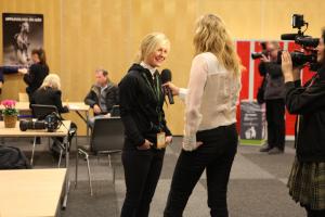 Angelica Augustsson intervjuas inför tävlingsstarten. Det var ju hennes comeback i Scandinavium efter 2011 års storskräll.