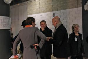 Innan ryttarna välkomnas in på banan tittar de på banskissen tillsammans med Sylve. Här Henrik von Eckermann - och Jens Frericson i bakgrunden.