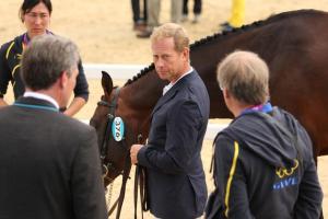 Casall sprang upp för veterinärerna men såg inte helt ren ut, så de skickade honom till ''holding box''.