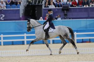 I början kikade Wega lite oroligt upp mot läktarna, men efter hand slappnade hon av.