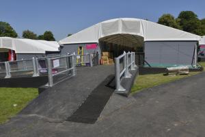 De olympiska stallarna nås via ramper eftersom de är upphöjda.