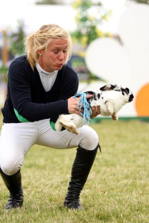 Angelica hade stundtals mycket svårt att hantera sin kanin.