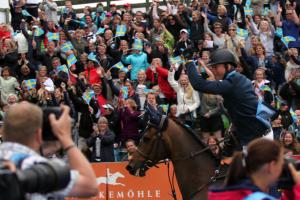 En lycklig Jens Fredricson sätter näven i luften.