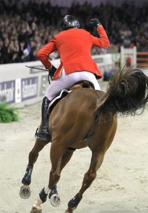 Amerikanen Rich  Fellers med näven i luften efter att ha vunnit omhoppningen mot Steve  Guerdat - och därmed hela världscupfinalen.