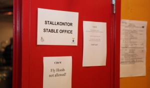 Personalen inne på stallkontoret har totalkoll på allt som rör stallarna. Vilken häst som ska stå var, foder, strö, bärhjälp, parkering och så vidare. I stallet kommer man för övrigt inte in utan att...