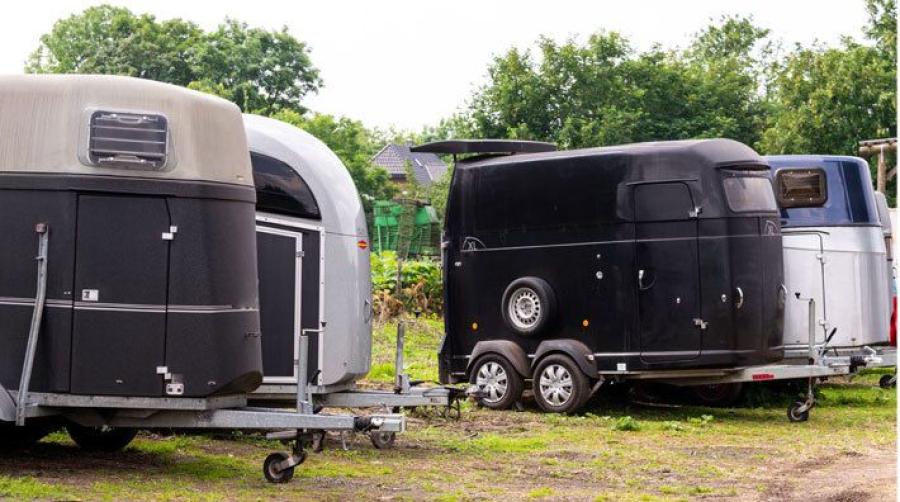 Familjens hästtransport annonserades ut