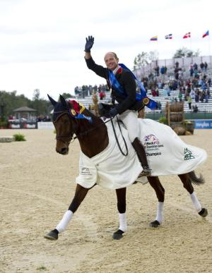 Guldmedaljören Michael Jung från Tyskland, på La Biosthetique Sam FBW, rider ärevarv.<br>FOTO: Peter Nixon/FEI