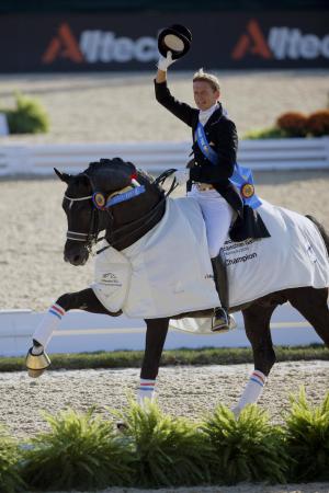 Edward och Totilas rider ärevarv - i gyllene boots.<br>FOTO: Dirk Caremans/FEI
