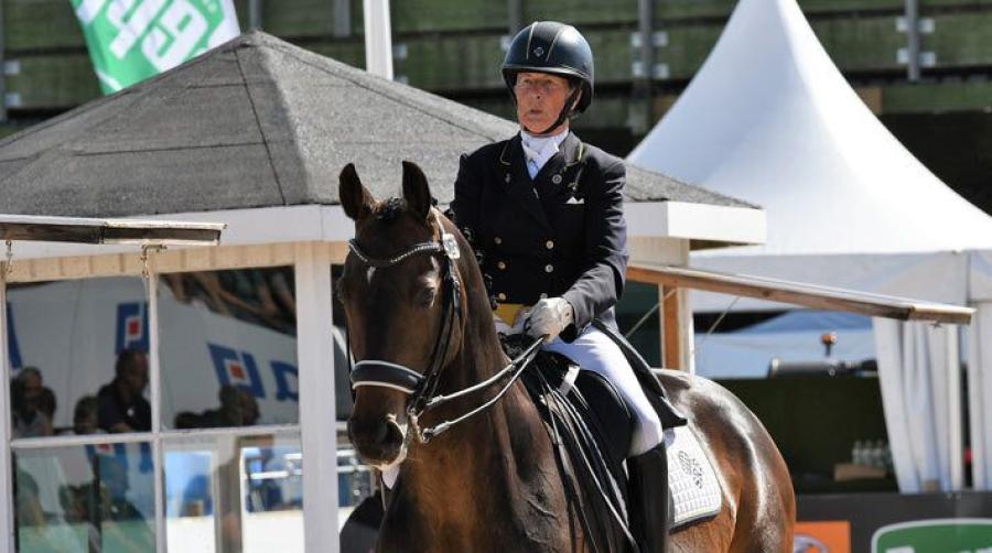 Ulla Håkanson, 84, tillsammans med Diddy Cool, 16. Tillsammans blir de 100 år.