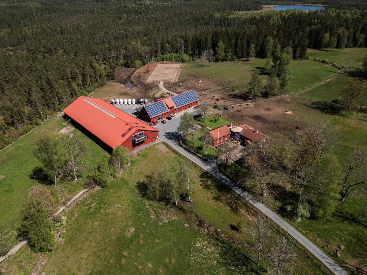 Välplanerad hästgård med ridhus utanför Värnamo