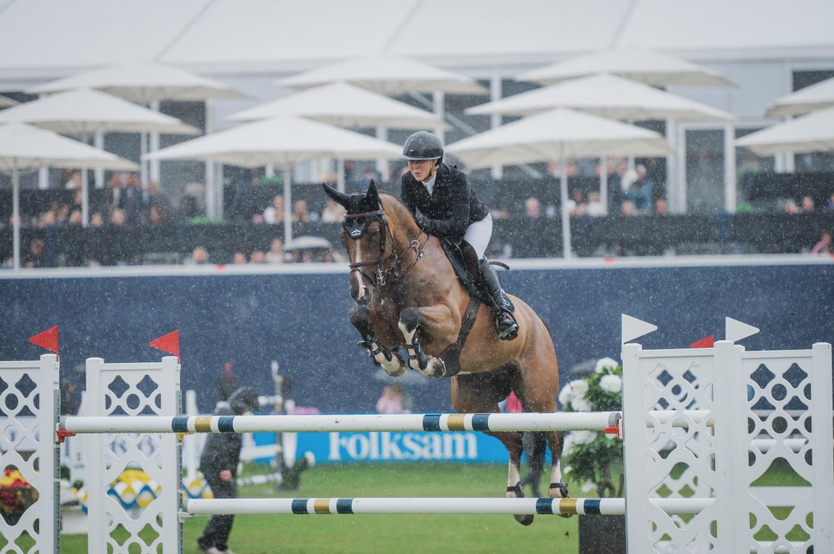 Antonia Pettersson Häggström med Tom Hanks i ett regnigt Falsterbo förra sommaren. Arkivfoto: Ida Lindemann