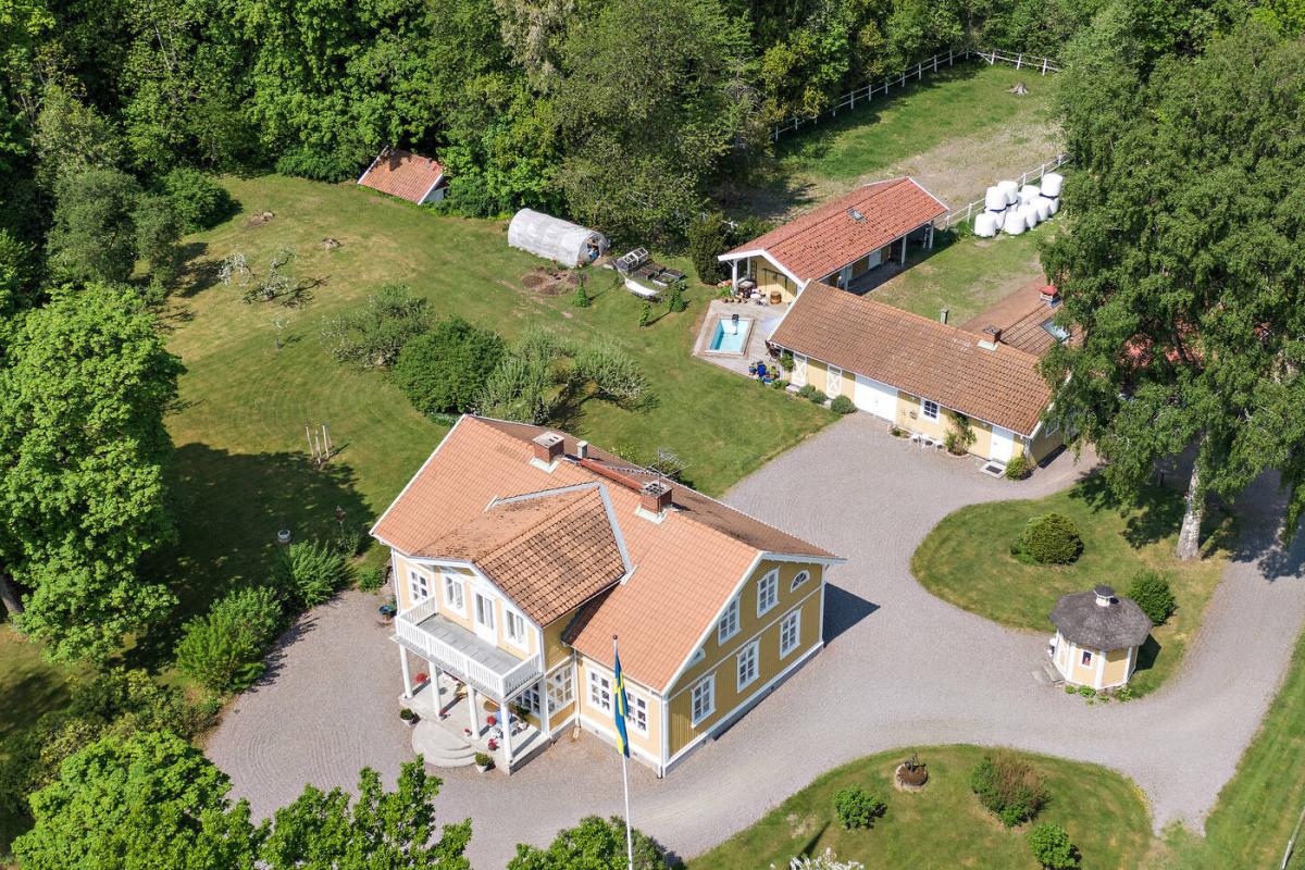 Hästgård nära Lidköpings centrum