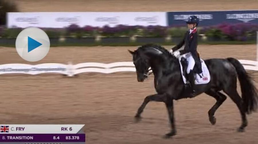 Charlotte Fry och Glamourdale red in på VM-arenan till peppande kürmusik som publiken älskade.