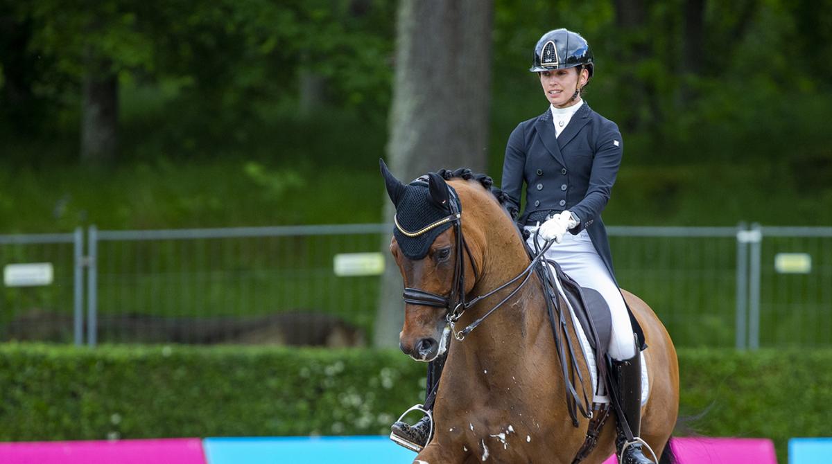 På bilden syns Caroline Darcourt med en annan häst. Foto: Roland Thunholm