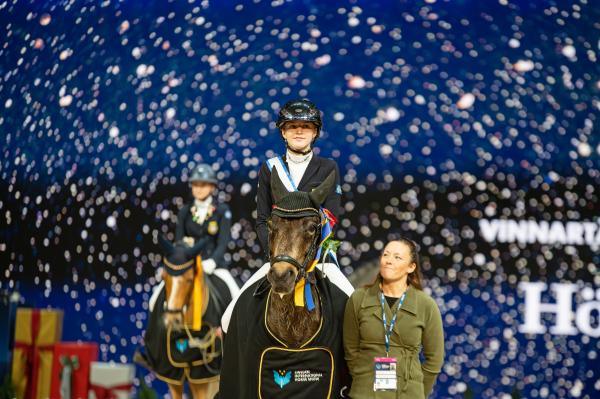 Ronja Kardos och Nice One från deras vinst på SIHS 2024. Foto: Jennie Börs