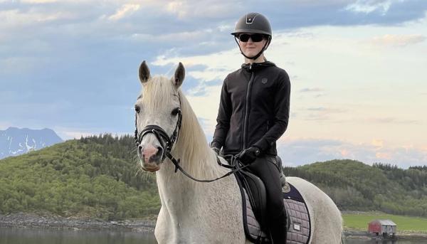 Annvor har haft en helt speciell resa med hästen Jurasek. Nu är duon snart redo att debutera i dressyr på LA-nivå.