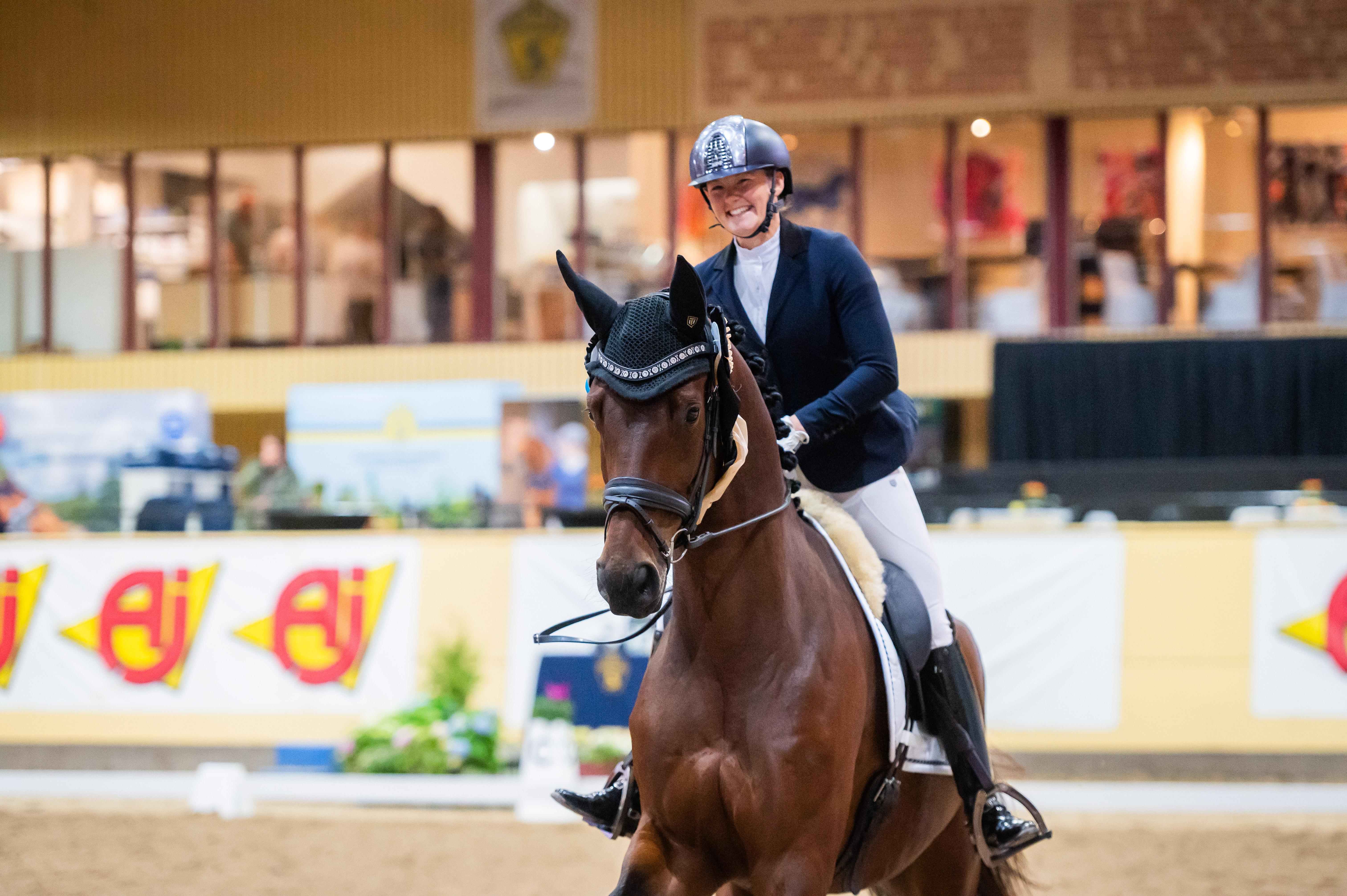 Linn Larsson och Bank's Henry på prisutdelningen under Breeders 2024. Foto: Ida Lindemann
