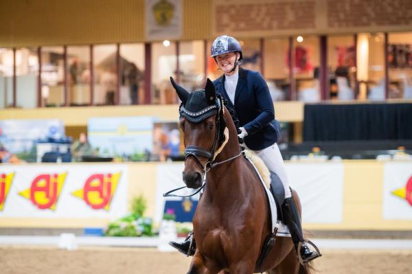 Linn Larsson och Bank's Henry på prisutdelningen under Breeders 2024. Foto: Ida Lindemann