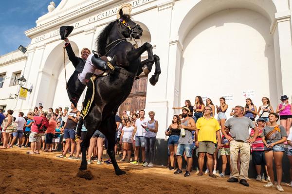 Traditionella Sant Cristòfol-festivalen i Es Migjorn Gran på Menorca. Foto: Adobe Stock