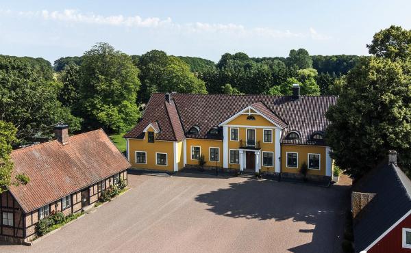 Herrgård med 24 boxar, ridhus och ridbana 