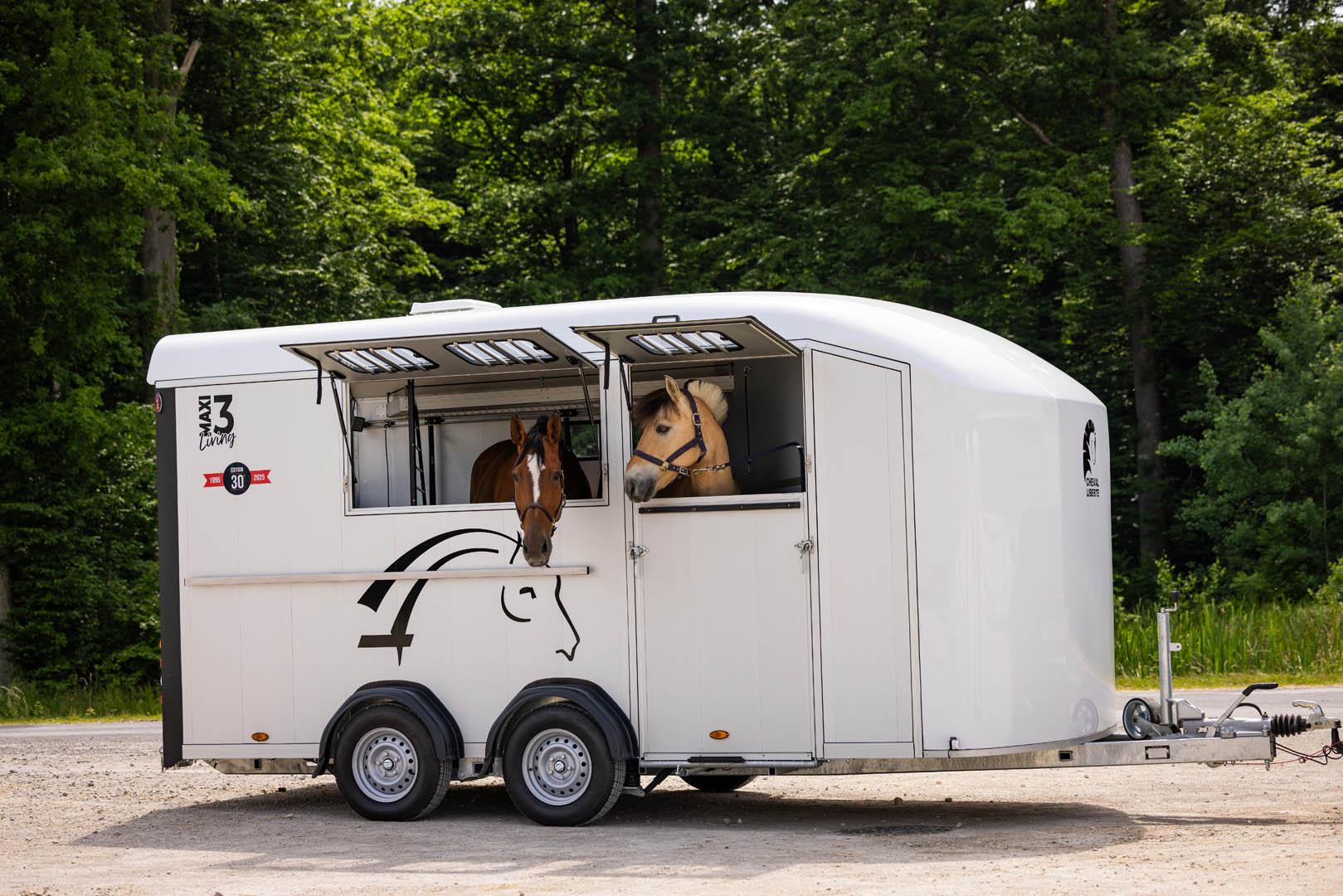 Hästtransport för tre hästar med diagonallastning och boende