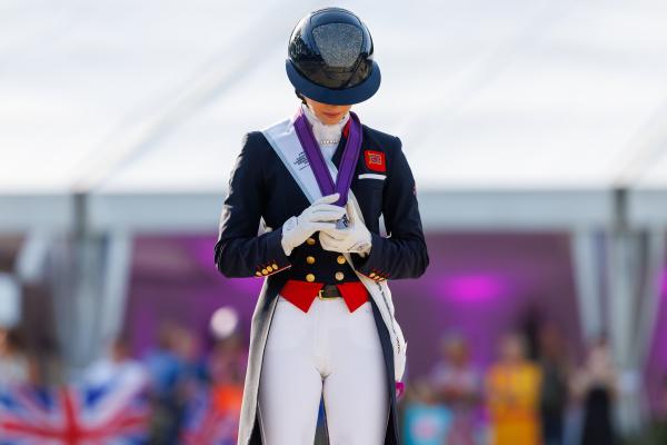Charlotte Fry från Storbrittanien tog individuellt silver vid EM i Riesenbeck 2023. Foto: Tomas Holcbecher