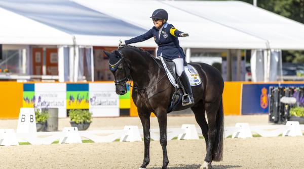 Louise och Goldestrike efter avslutad ritt. Foto: FEI/Leanjo de Koster